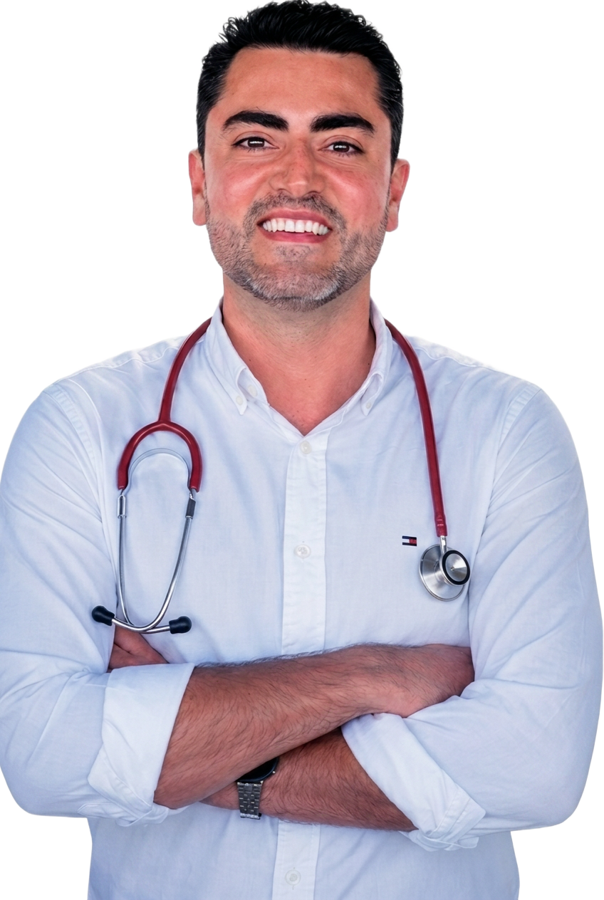 Dr. Paulo Coral, médico, de braços cruzados com estetoscópio